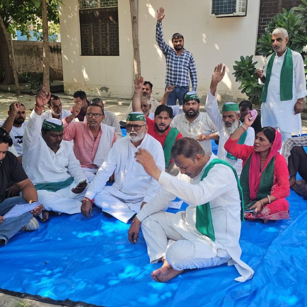 बागपत में किसानों ने बिजली समस्या पर ज्ञापन सौंपा:जर्जर तार बदलने और दिन में बिजली देने की मांग, आंदोलन की चेतावनी दी