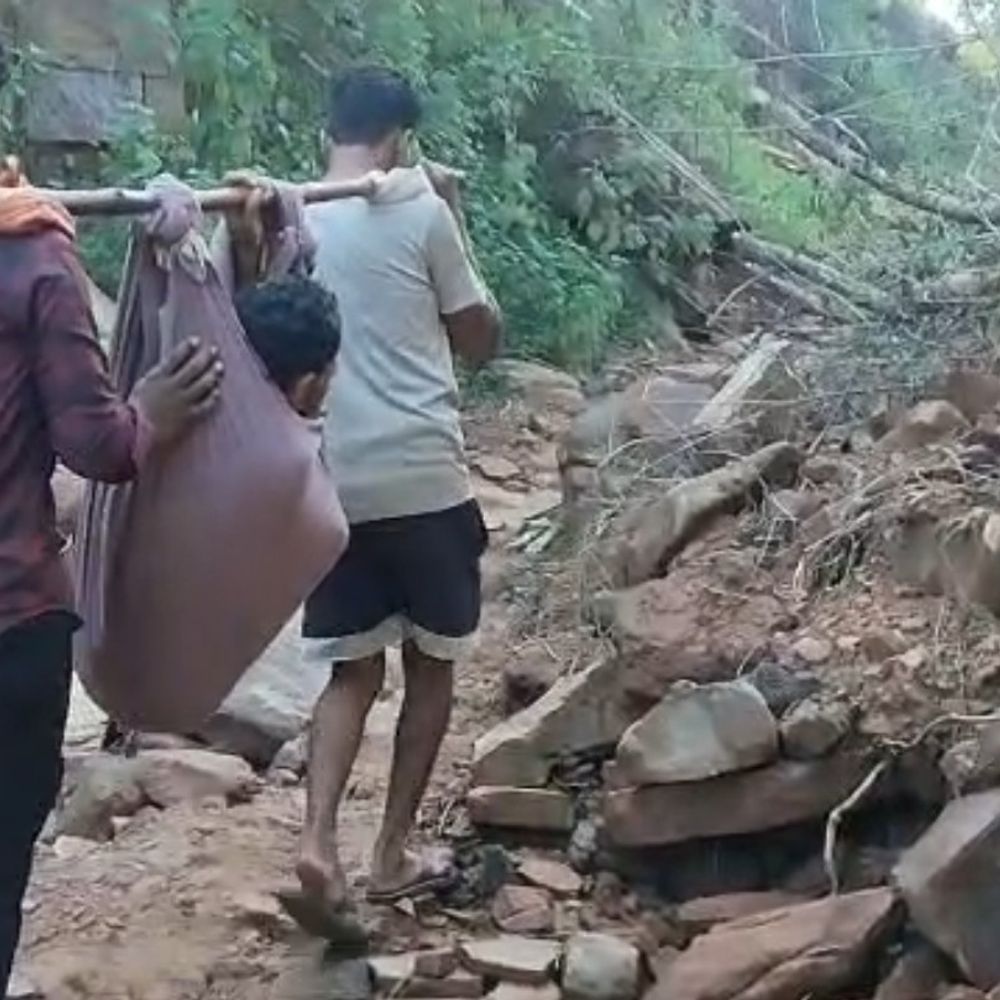 सतना में मरीज को झोली-टाट में बांधकर ले गए ग्रामीण:डेढ़ किमी बाद मिली एंबुलेंस; बोले- हर आपात स्थिति में झोली ही सहारा