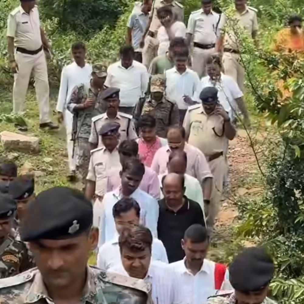 रोहतासगढ़ रोपवे का डीएम ने किया निरीक्षण:ट्रायल में ध्वस्त हुए हिस्से का जायजा लिया, अधिकारियों को दिए निर्देश