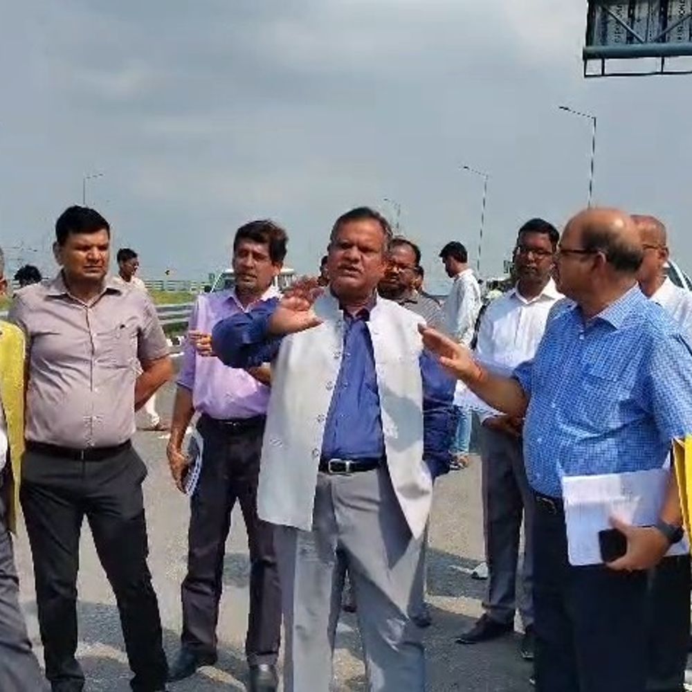 गंगा एक्सप्रेसवे पर ‘रेन कट’ से आई दरार, VIDEO:अफसरो ने निरीक्षण किया, मरम्मत का काम शुरू