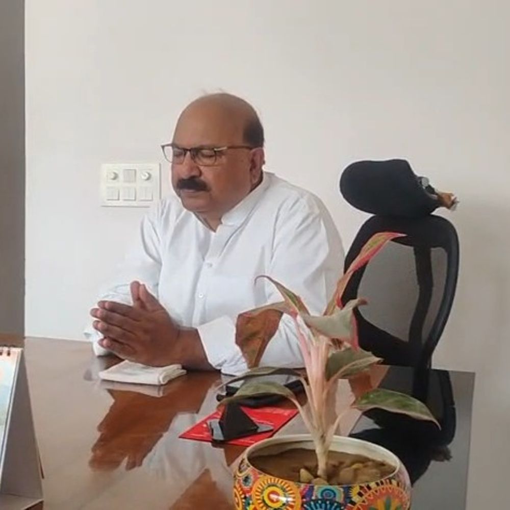 शिक्षकों ने 7वें वेतन आयोग के अनुरूप वेतनमान की मांग:सीतामढ़ी में 51 सदस्यीय प्रतिनिधिमंडल ने सौंपा मांग पत्र, आंदोलन की चेतावनी