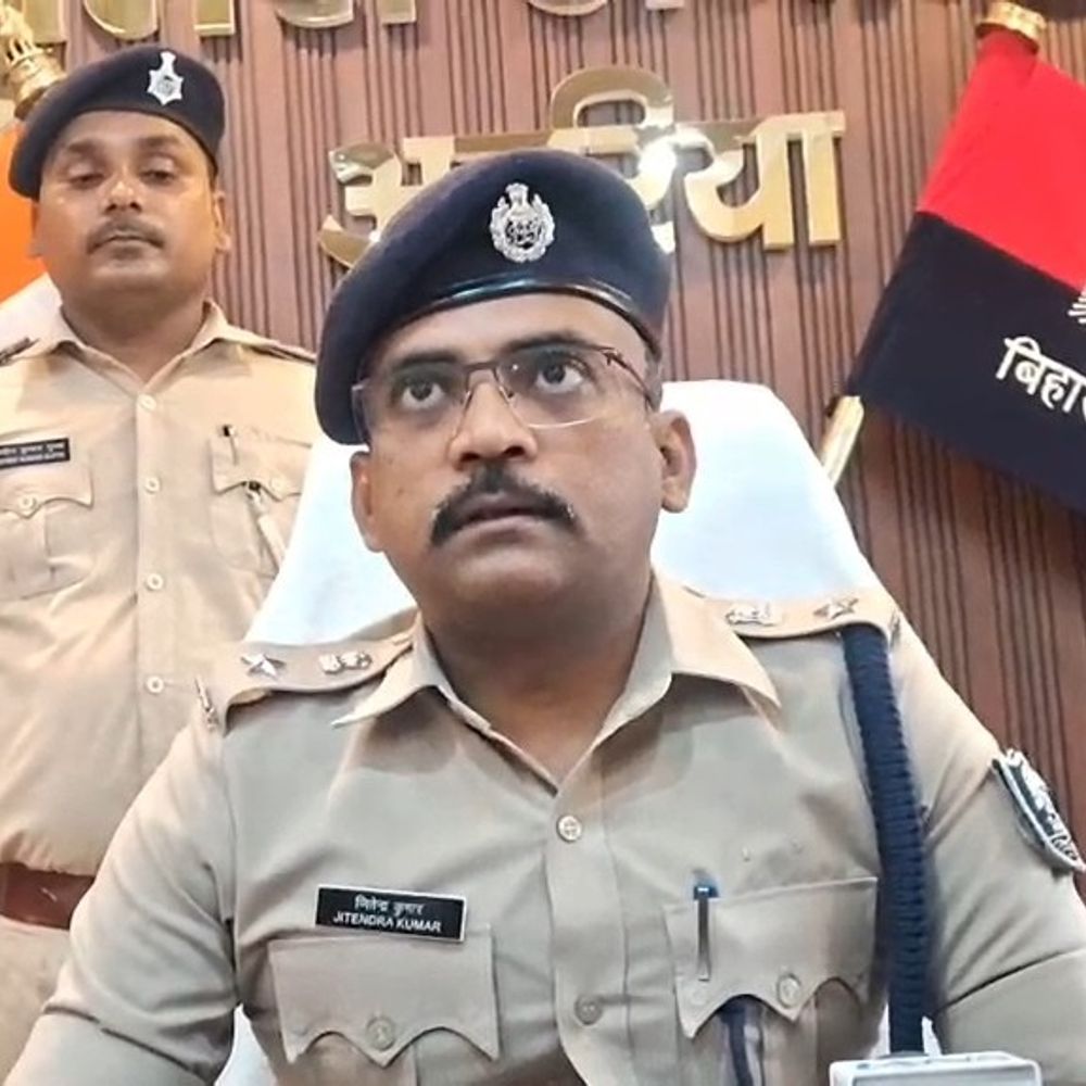 अररिया में पुलिस-STF की छापेमारी:4 देसी कट्टा-3 कारतूस और 300 ग्राम बारूद बरामद; बम बनाने के सामान के साथ एक गिरफ्तार, कई फरार