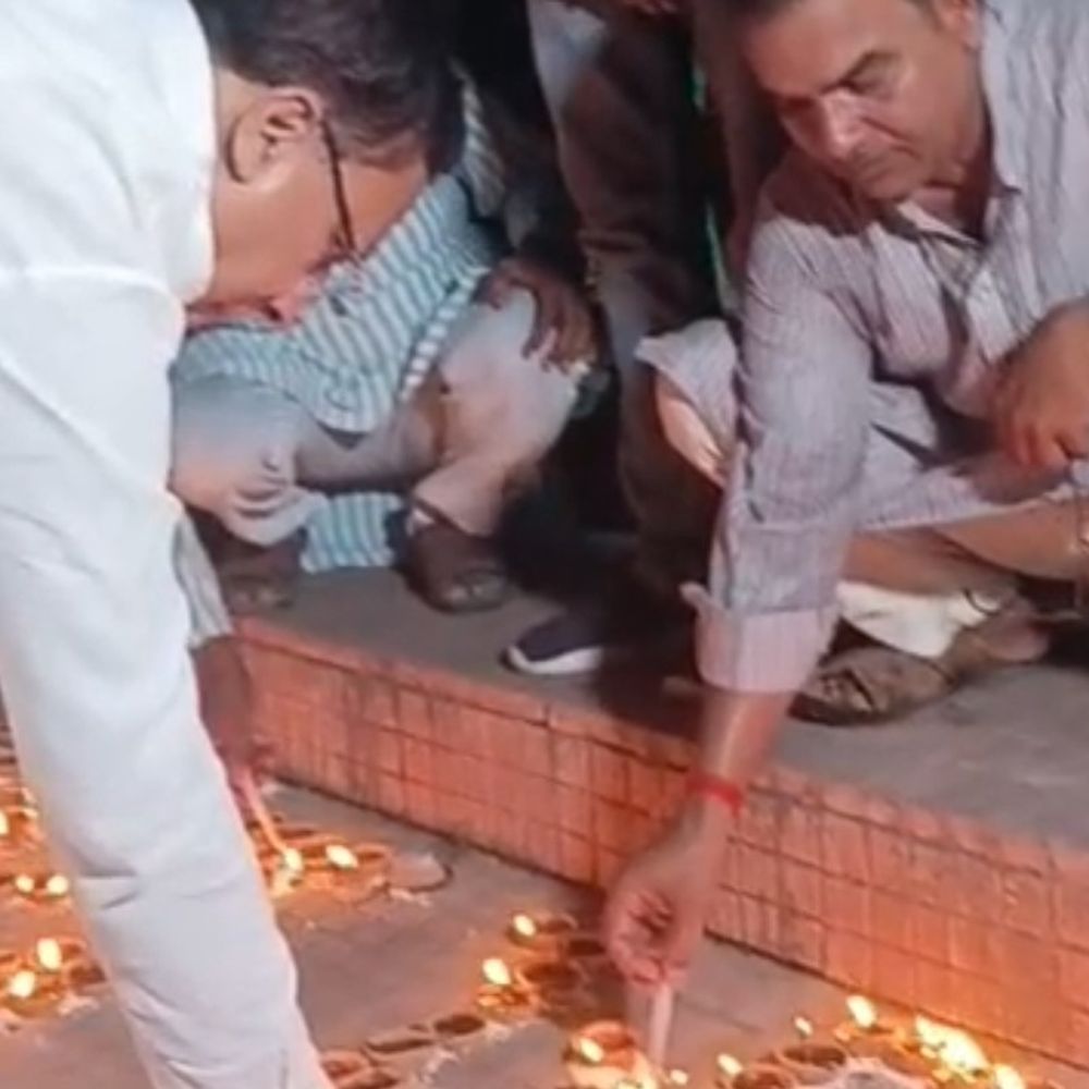 पीएम मोदी के जन्मदिन पर बेतिया में दीपोत्सव:सांसद समेत सैकड़ों भाजपा कार्यकर्ता शामिल,सागर पोखरा से GMCH तक जगमग घाट