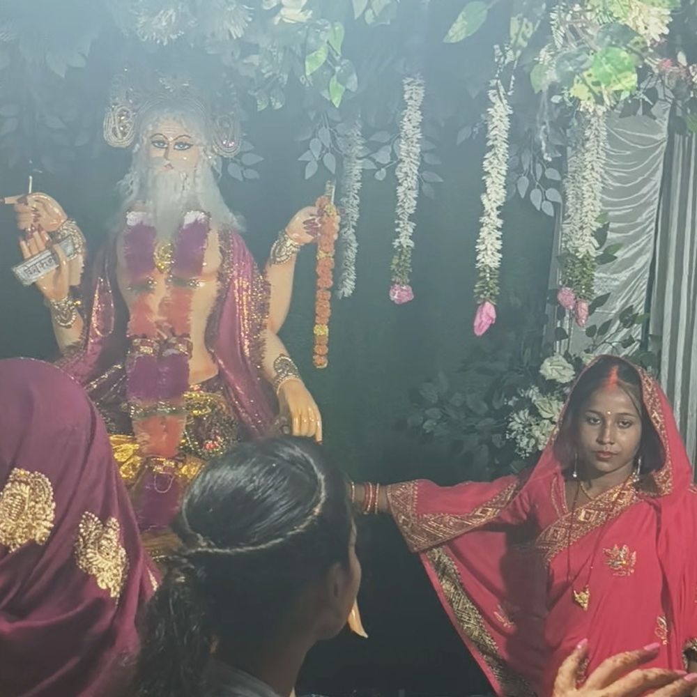 सीतामढ़ी में श्रद्धा से मनाई विश्वकर्मा पूजा:चौक-चौराहों पर सजे पंडाल; कारोबार और रोजगार में तरक्की की मांगी मन्नत
