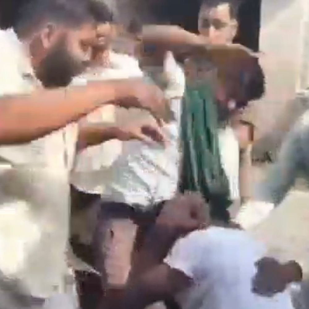 बिजली चेकिंग के दौरान जेई को पीटा, VIDEO:चारपाई पर बैठाकर थप्पड़-घूंसे मारे, केबल में कट लगाकर हीटर चलाते पकड़ा था