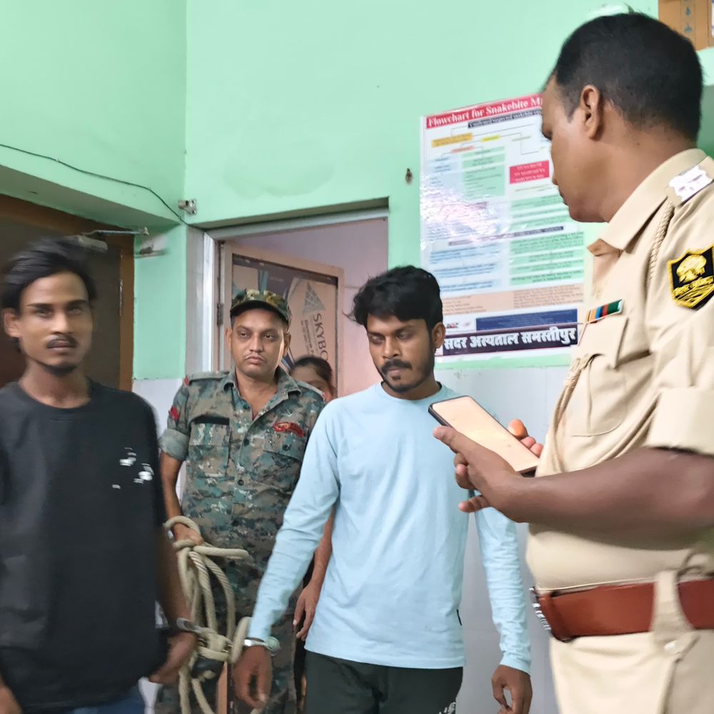 ई-रिक्शा चोरी करने वाले दो बदमाश गिरफ्तार:समस्तीपुर में GPS ट्रैक कर 2 घंटे में पुलिस ने किया बरामद, मंदिर के बाहर से हुई थी चोरी