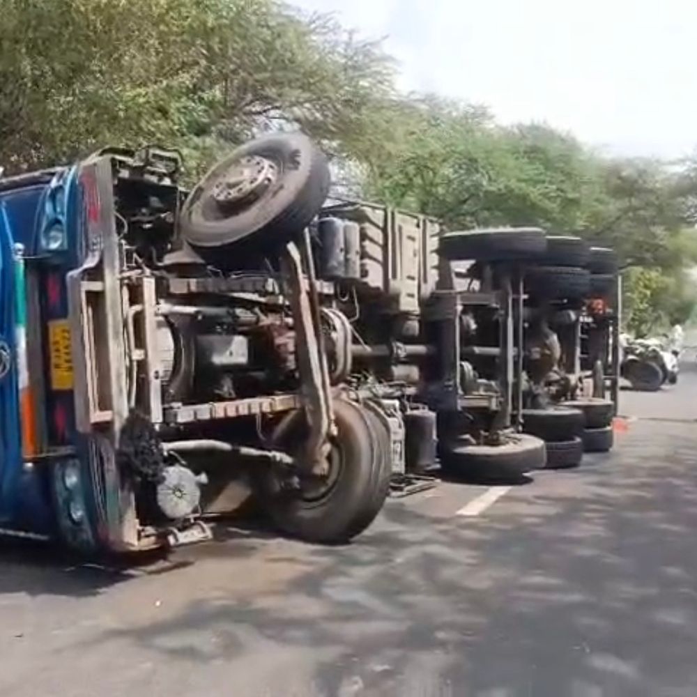 फतेहाबाद में पिकअप-ट्रक की जोरदार भिड़ंत:ढिंगसरा के पास कई पलटे खाकर गिरी पिकअप, चालक बाल-बाल बचा