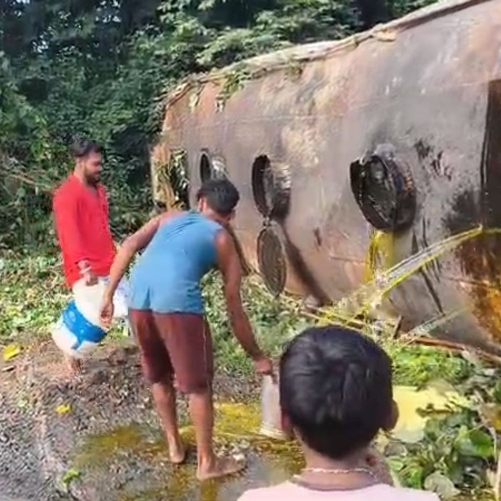 कोडरमा घाटी में रिफाइन से भरा टैंकर पलटा:तेल लूटने के लिए ग्रामीणों में मची होड़, प्लास्टिक डिब्बे और बर्तनों में भरकर ले गए तेल