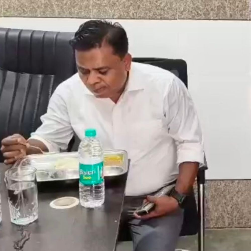 ‘MDM की थाली में लापरवाही नहीं चलेगी’:शेखपुरा में DM ने चखा खाना, स्टॉक से CCTV तक जांचा; नियमित जांच के निर्देश