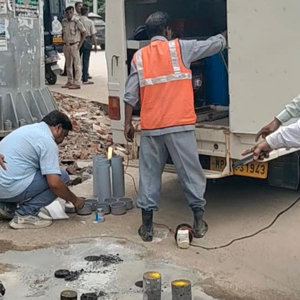 कमीशन टीम फिर ग्वालियर की सड़कों पर सैंपल लेने उतरी:AG ऑफिस पुल से विक्की फैक्ट्री तक सड़क की सैंपलिंग; सोमवार को हाईकोर्ट में पेश होगी जांच रिपोर्ट