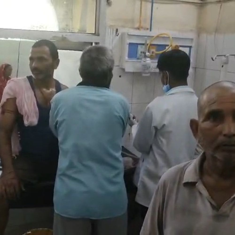 सीतापुर में जमीन विवाद पर दो पक्षों में मारपीट:लेखपाल की नपाई के बाद भी नहीं सुलझा, एक ही परिवार के तीन लोग घायल