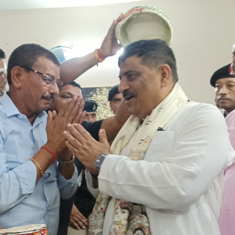 जदयू के संजय झा ने मधुबनी में सुनीं जनसमस्याएं:राष्ट्रीय कार्यकारी अध्यक्ष का हुआ स्वागत, फरियादियों को समाधान का दिया आश्वासन