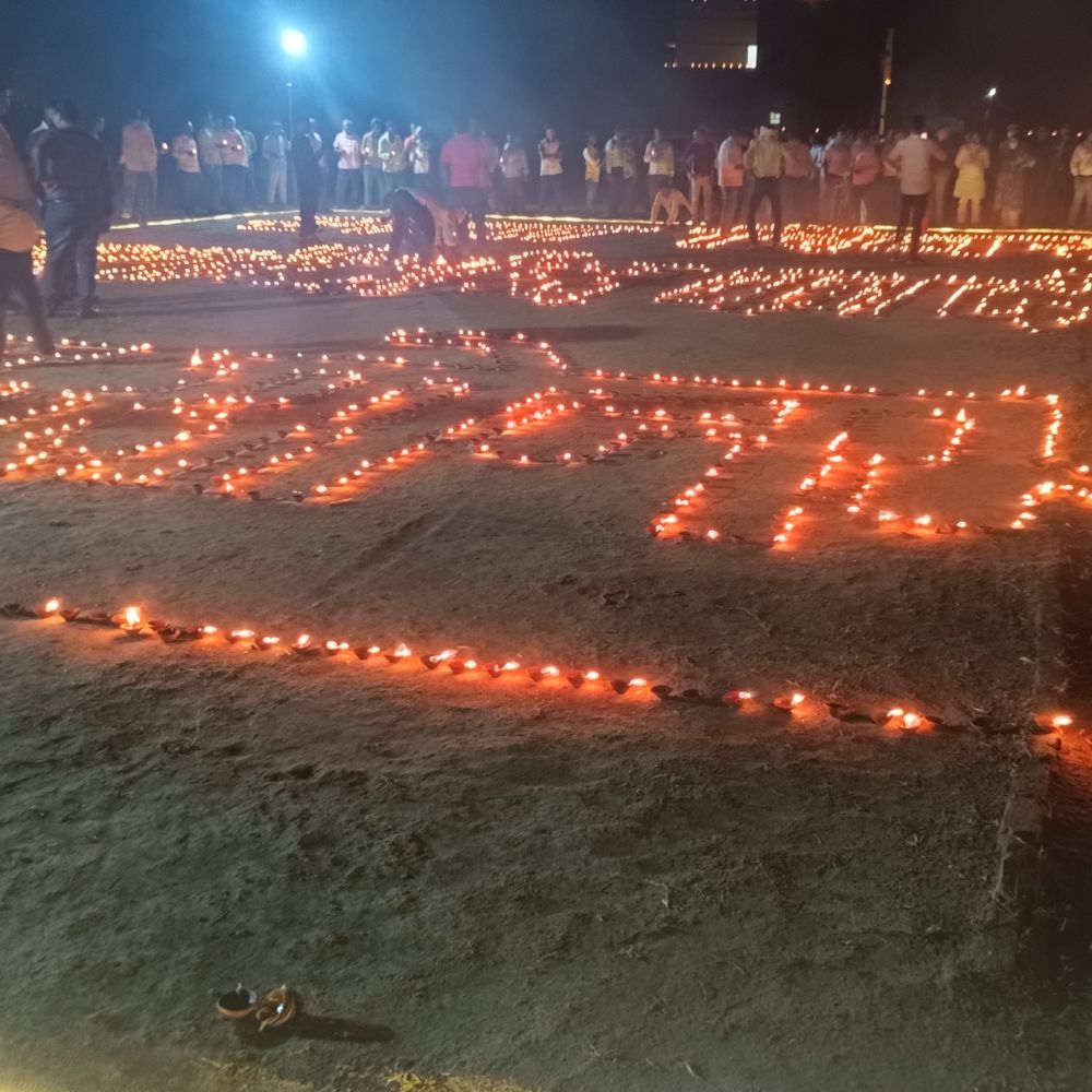 सोनभद्र में सेवा दिवस पर जले 51,00 दीप:डायट रोशनी से जगमगाया, जिले में 5 लाख दीपों से मनाया ‘आशीर्वाद का दीया’