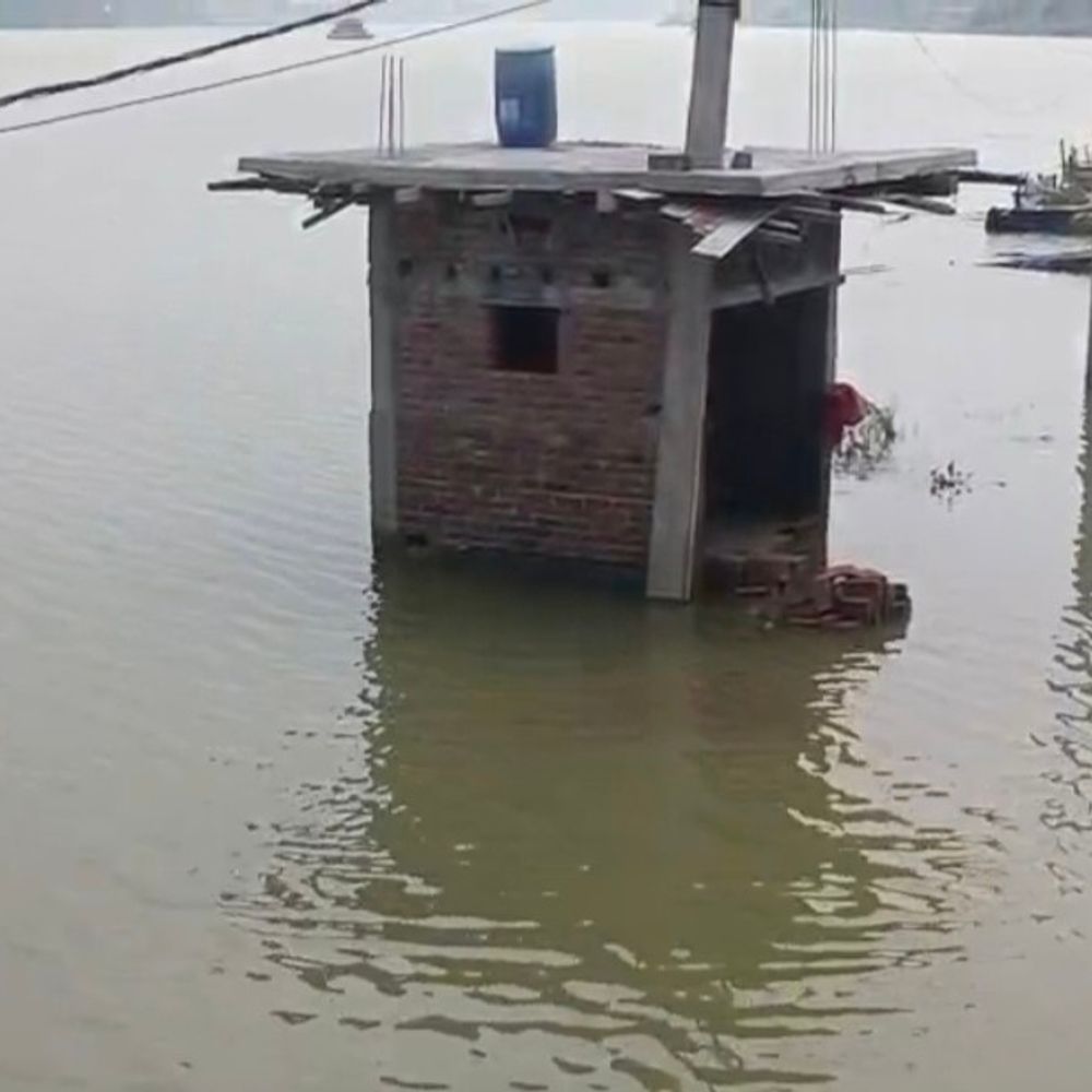 किऊल नदी में बाढ़ से महादलित परिवारों के घर डूबे:आश्रय स्थल में ली शरण, खाने-पीने का संकट; आपदा सहायता राशि की मांग की