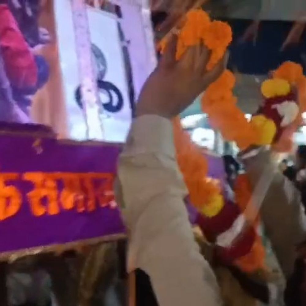 खरगोन में गोगा नवमी पर निकली छड़ी यात्रा:दामखेड़ा से शुरू हुई, लोगों ने फूल बरसाए; वाल्मीकि घाट पर हुआ छड़ी विसर्जन