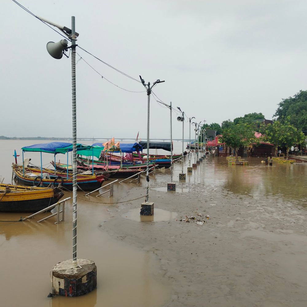 बक्सर में गंगा का जलस्तर चेतावनी बिंदु से नीचे:9,989 की आबादी अभी भी बाढ़ से प्रभावित, लोगों के लिए चलाई गई 37 नावें