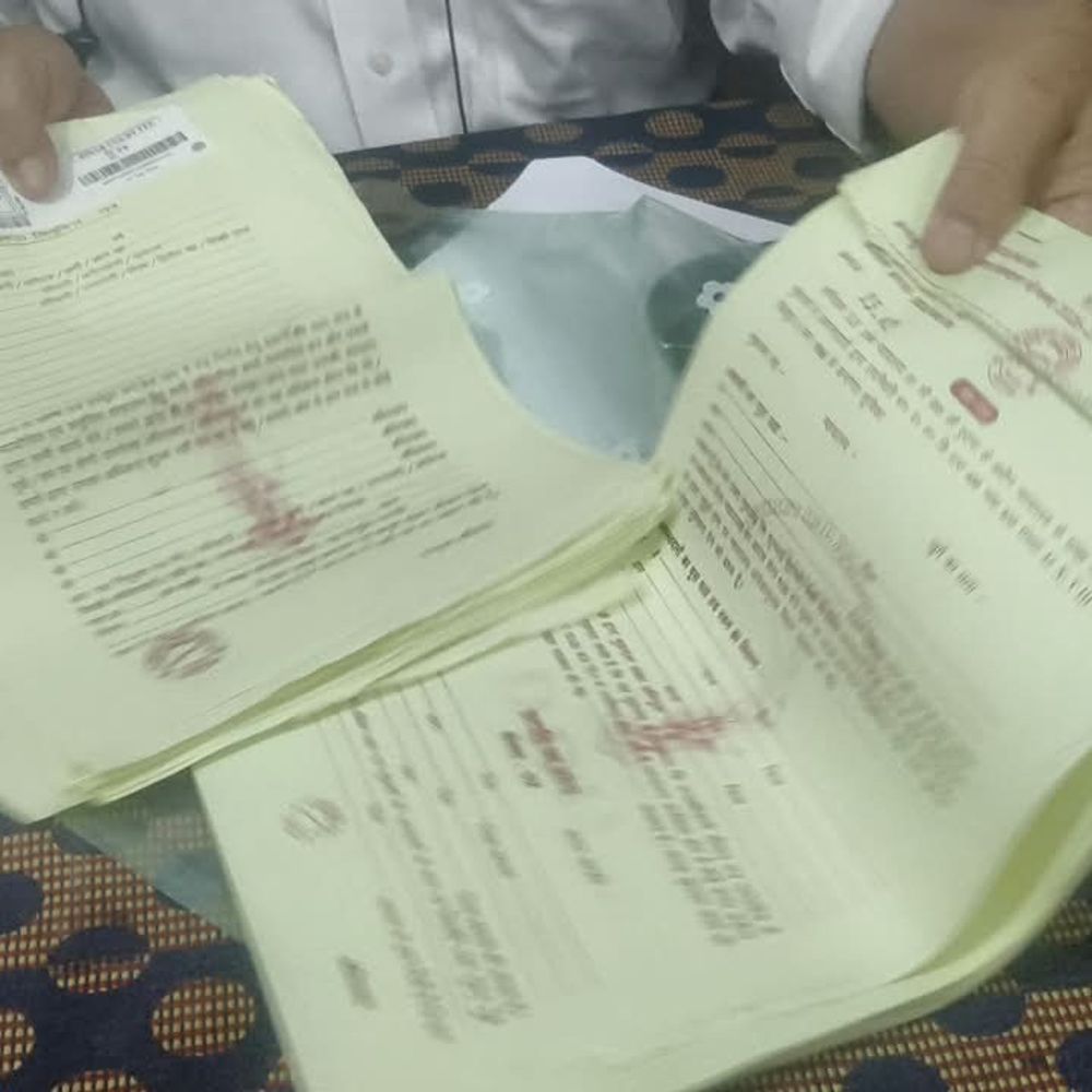 सहरसा कोर्ट में फर्जी वकालतनामा-बेलबॉन्ड बेचते युवक अरेस्ट:बैग से 58 बेलबॉन्ड; 22 वकालतनामा बरामद,अधिवक्ता बोले-‘बड़ा गिरोह’