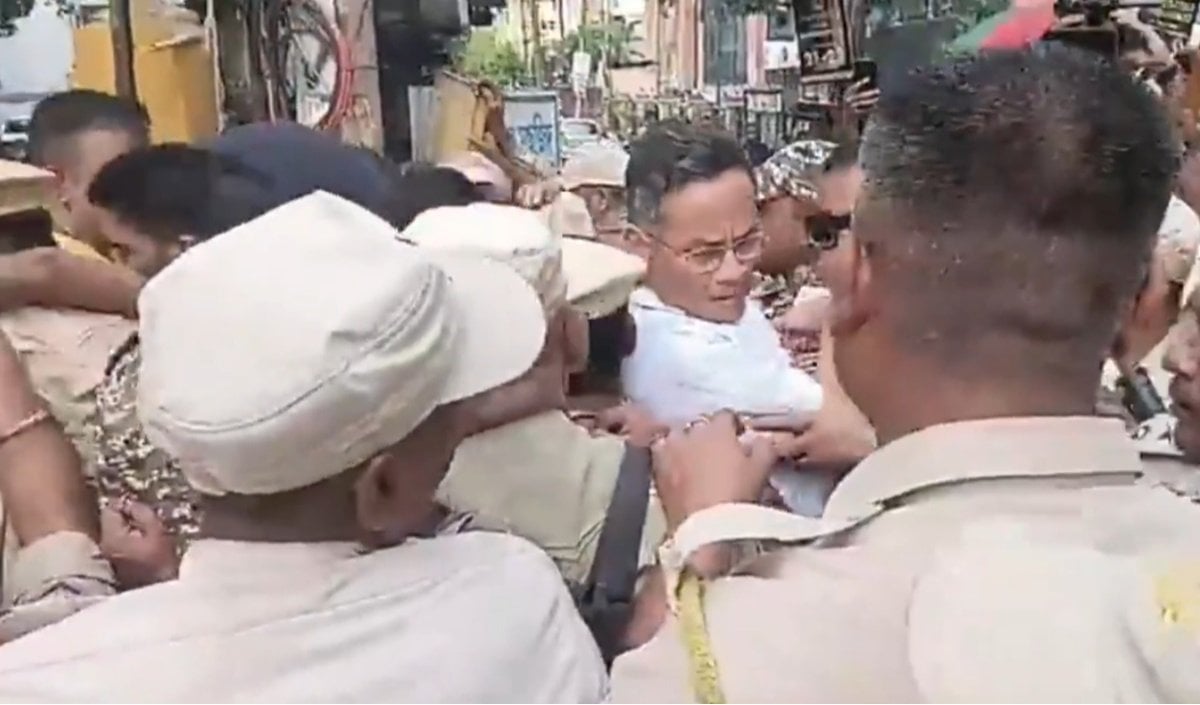 Guwahati में  हिरासत में लिए गए कांग्रेस सांसद Gaurav Gogoi, CEC Gyanesh Kumar के खिलाफ कर रहे थे प्रदर्शन