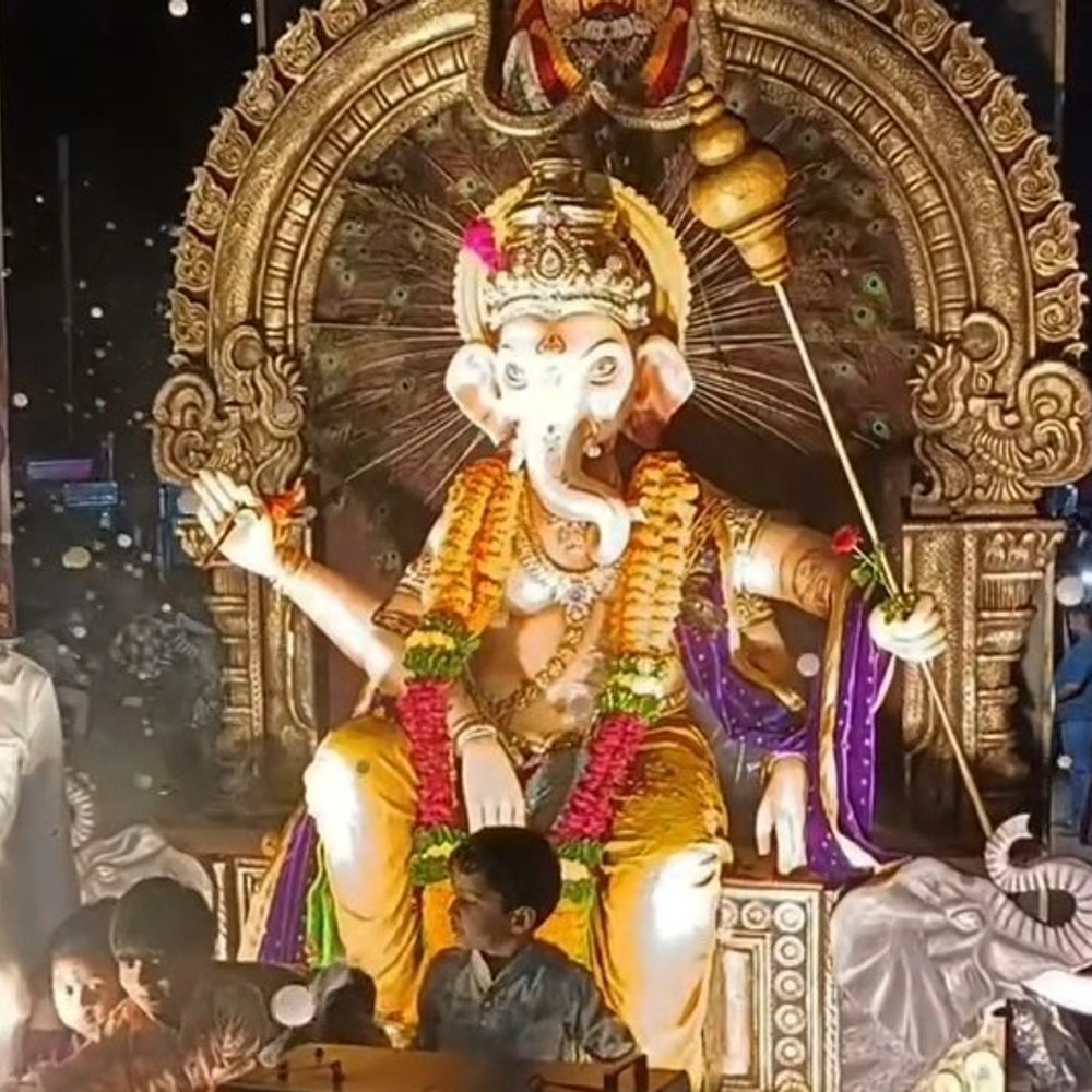 मंडला में नावघाट कुंड डूबा, अब विसर्जन संगम घाट में:नर्मदा का जलस्तर बढ़ने से बदली व्यवस्था, दूसरे दिन भी निकले चल समारोह