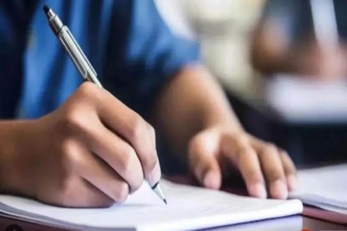 Chhattisgarh News: तिमाही परीक्षा या मजाक! चंदे के पैसे से प्रिंट हुआ प्रश्न पत्र, ब्लैक बोर्ड में लिखे गए सवाल