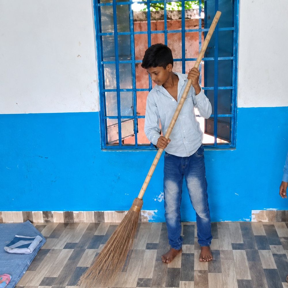 स्कूल में बुक-पेन की जगह बच्चों के हाथों में झाड़ू:पश्चिम चंपारण के सरकारी स्कूलों में सफाई एजेंसी पर रोक से बिगड़ी व्यवस्था