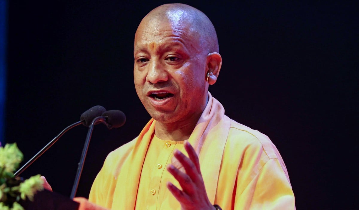 CM Yogi का Varanasi में ऐलान: पूंजी की कमी से नहीं रुकेगा किसी महिला का सपना