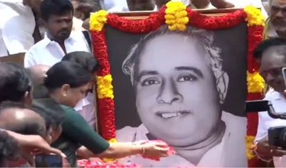 CN Annadurai Memorial पर जुटे Tamil Nadu के नेता, MK Stalin और EPS ने दी श्रद्धांजलि