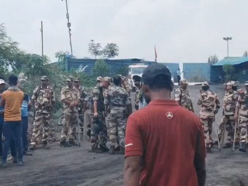 महिला से मारपीट के आरोप पर भड़के ग्रामीण:धनबाद के चापापुर कोलियरी में हंगामा, CISF को घेरा, गाड़ियों में की तोड़फोड़