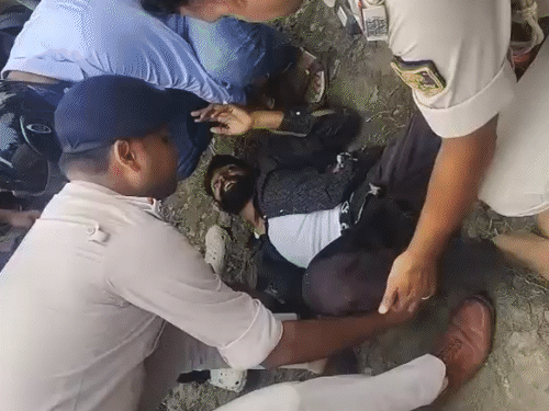 पटना में बस से टकराई बाइक, 1 घायल:थोड़ी देर के लिए सड़क जाम, पुलिसकर्मियों ने जख्मी को अस्पताल पहुंचाया