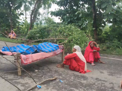 डेड बॉडी को रखकर NH-80 किया जाम:भागलपुर में हुई थी संदिग्ध मौत, दोस्तों पर हत्या का आरोप; गिरफ्तारी मांग