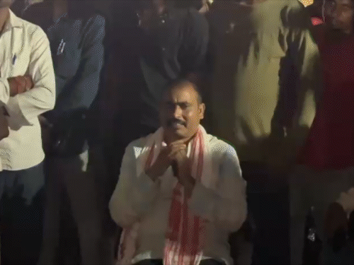 हजारीबाग के चिंतपूर्णी प्लांट में हादसा; मजदूर मरा:गर्म लोहे की गर्मी से बचने बाहर निकला था, हाइवा ने मारी टक्कर; परिजनों से मांगी नौकरी