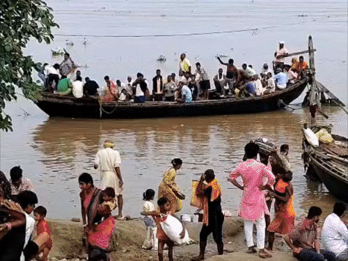 बिहार में बाढ़ का कहर, पटना में गंगा-पुनपुन उफान पर:दियारा के गांवों में घुसा पानी, श्मशान घाट डूबा; 11 जिलों के 10 लाख से अधिक लोग प्रभावित