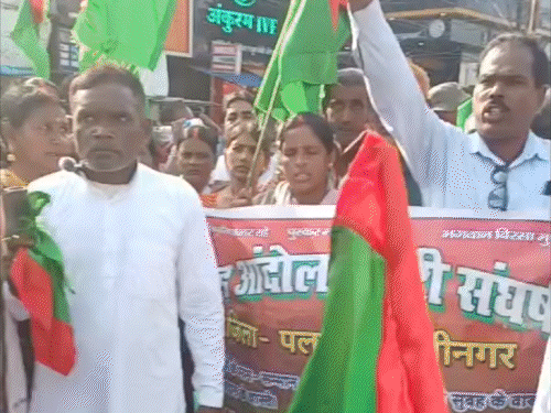 झारखंड आंदोलनकारियों ने सड़क पर रोका पहिया:छत्तीसगढ़-उत्तराखंड की तर्ज पर पेंशन की मांग, स्थापना दिवस कार्यक्रम रोकने की चेतावनी