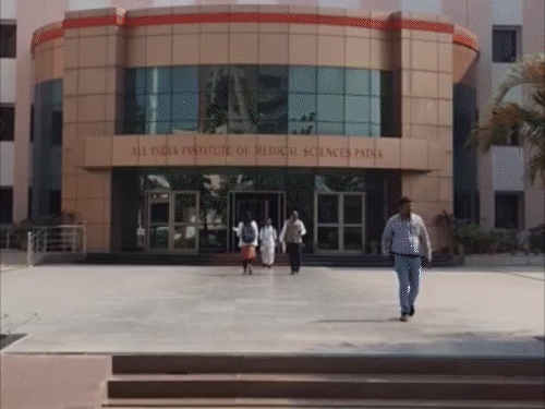 पटना AIIMS- नौकरी के बदले ₹2.50 लाख मांगने का आरोप:सांसद का अनुशंसा पत्र फाड़ने, जातिसूचक गाली देने की शिकायत; प्रशासन ने आरोपों को नकारा