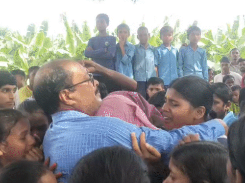 हेडमास्टर के निलंबन पर बच्चों ने क्लास-MDM का किया बहिष्कार:प्रिंसिपल से लिपटकर रोए स्टूडेंट्स, कहा- सर नहीं तो स्कूल नहीं; बच्चों के बर्तन धोने पर कार्रवाई