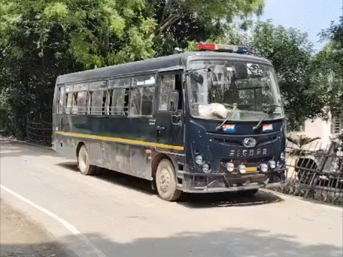 दरभंगा- शराब कारोबारी को छुड़ाने के लिए पुलिस पर हमला:रैयाम थाना की गाड़ियां क्षतिग्रस्त, 7 थानों की पुलिस पहुंची थी, जिला से भी बुलाई थी फोर्स