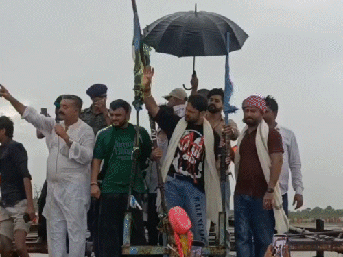 ’10KM नाव चलाकर बाढ़ पीड़ितों के बीच पहुंचे खेसारी’:हरदासपुर में 1000 परिवारों को बांटी राहत सामग्री, बोले-‘समाजसेवा में मिलता है सुकून’