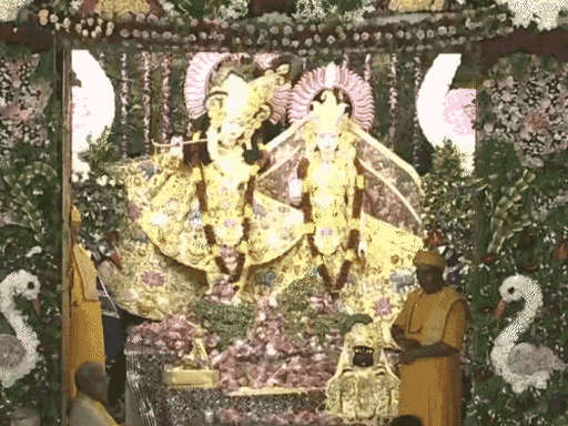 मथुरा में कान्हा के जन्मदिन का उल्लास:भक्तों ने ‘नंद के घर आनंद भयो’ का लगाया जयकारा, 15 तस्वीरों में देखिए जन्माष्टमी की धूम