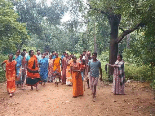 जामताड़ा के तेतरियाटांड़ में पुल नहीं; ग्रामीण परेशान:स्कूल के लिए चलना पड़ता है 7 किमी, निर्माण के लिए विधायक की नहीं मिली है अनुशंसा