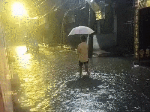 लखनऊ में बारिश से हाहाकार, 19 साल का रिकॉर्ड टूटा:घरों में घुसा पानी, 10 VIDEOS में देखिए शहर का हाल…