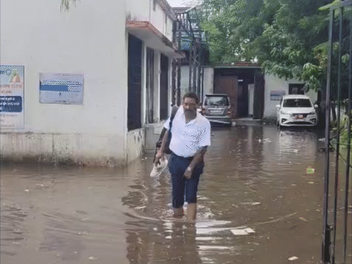 पटना में 2 घंटे बारिश, सिविल सर्जन कार्यालय बना झील:3 फीट तक पानी, जूते हाथ में लेकर पहुंचे कर्मचारी और आम लोग; कामकाज भी प्रभावित