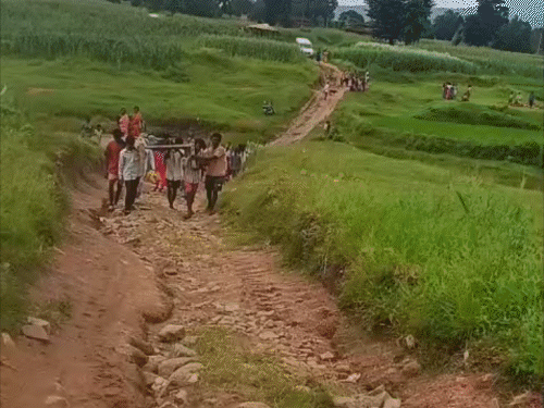एंबुलेंस सड़क में फंसी; खाट पर ले गए शव:लातेहार में 2 km पैदल चल अंतिम यात्रा हुई पूरी, 2 बार बना पुल भी बारिश में बहा
