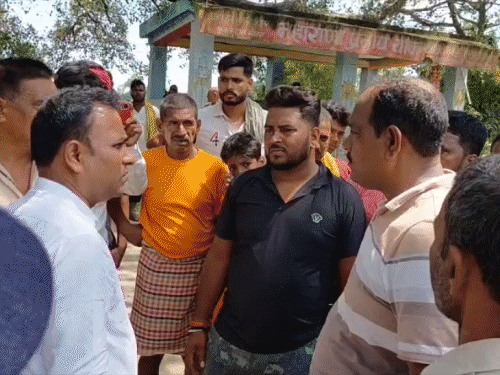 खगड़िया में माइक्रोफाइनेंस कर्मी की करंट से मौत:किस्त वसूली को पहुंचा था गांव, बिजली तार की चपेट में आया; साथियों ने डंडे से हटाया