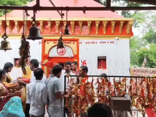 चतरा का मां कौलेश्वरी धाम वर्षों से बदहाल:जर्जर यज्ञशाला, टपकते आवास, 65 करोड़ के ड्रीम प्रोजेक्ट का दावा फेल