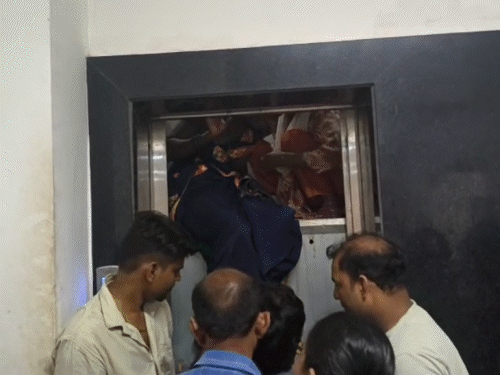 सीवान सदर अस्पताल की लिफ्ट में फंसी 2 महिलाएं:1 घंटे बाद चाबी से खोला गेट; सीढ़ी तक नहीं मिली, गोद में उठाकर नीचे उतारा
