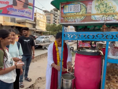 शहरी सरकार का चुनाव:कांग्रेस प्रत्याशी ने युवतियों को गोलगप्पे खिलाए