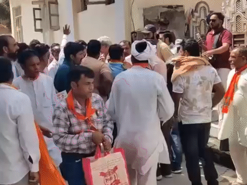 शहर की सरकार:भाजपा प्रत्याशी के मिठाई बांटने पर बवाल, पुलिस पहुंची