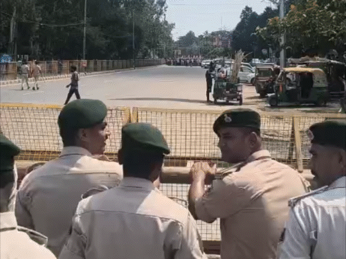 ‘चपरासी की परीक्षा ली है नियुक्ति दो, नहीं तो मृत्यु’:पटना में ग्रुप ‘D’ के कैंडिडेट धरने पर बैठे; भारी संख्या में पुलिस तैनात