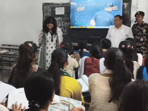 जहानाबाद में क्लास के बीच स्टूडेंट के साथ बैठी DM:टीचर को बोली- आप पढ़ाते रहिए, बच्चों के लर्निंग आउटकम के स्तर पर जताई नाराजगी