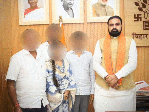 बिहार CM ने पीड़ित परिवार की फोटो शेयर की,फिर डिलीट:तेजस्वी बोले- CM पॉक्सो एक्ट की धज्जियां उड़ा रहे, FIR हो; जमुई में हुई थी छेड़छाड़